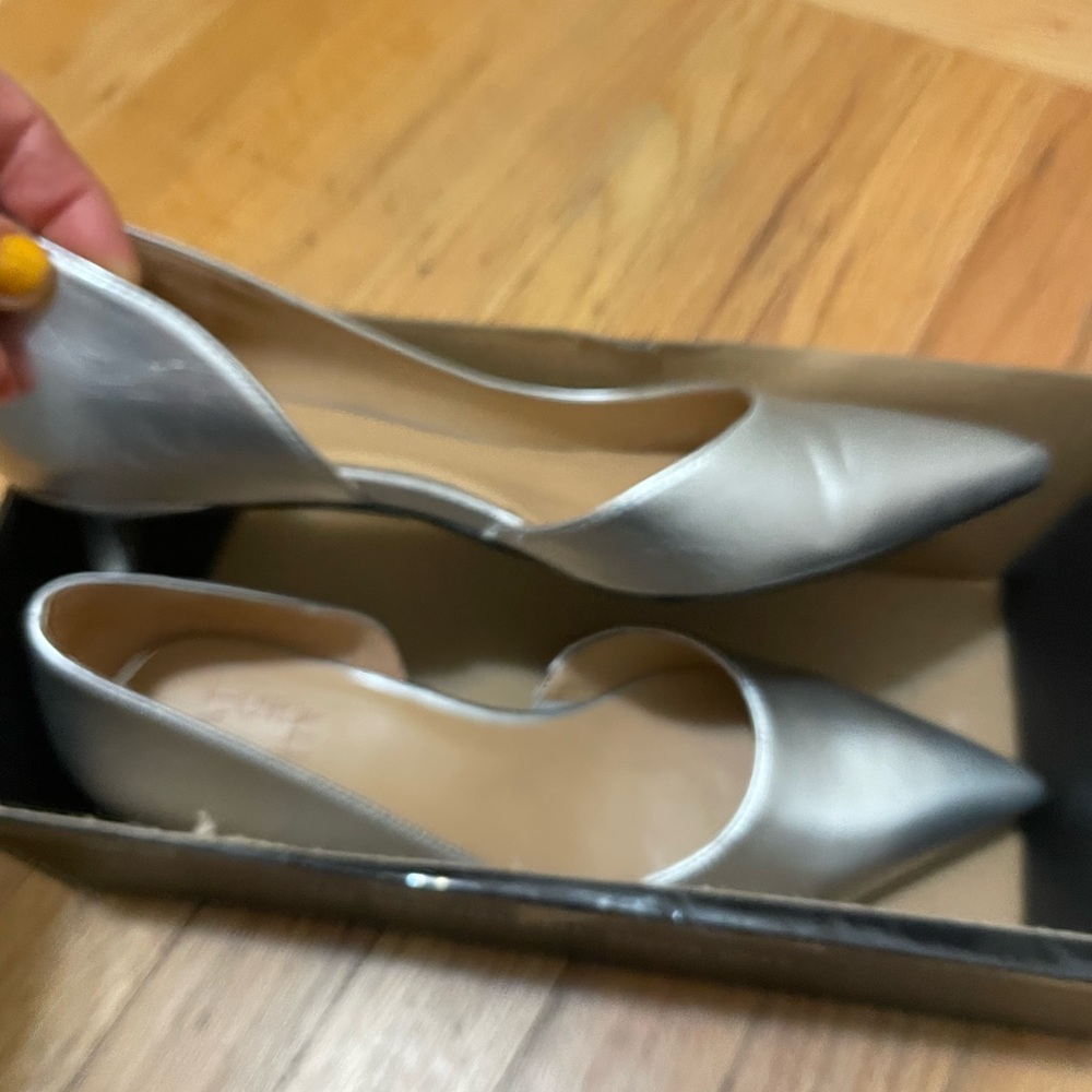 Naturalizer kitten heels silver. Size 7 (like 7.5)